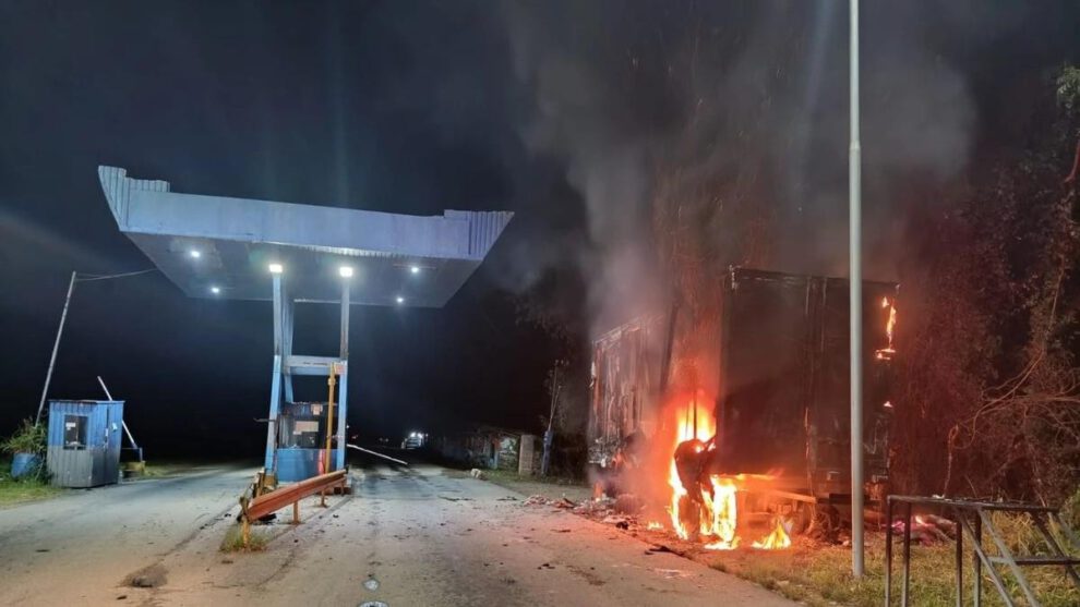 La unidad móvil de control de la Felcn fue incinerada
