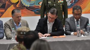 El Presidente Rodrigo Paz promulgando la Ley de Regulación de Estados de Excepción