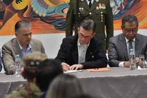 El Presidente Rodrigo Paz promulgando la Ley de Regulación de Estados de Excepción