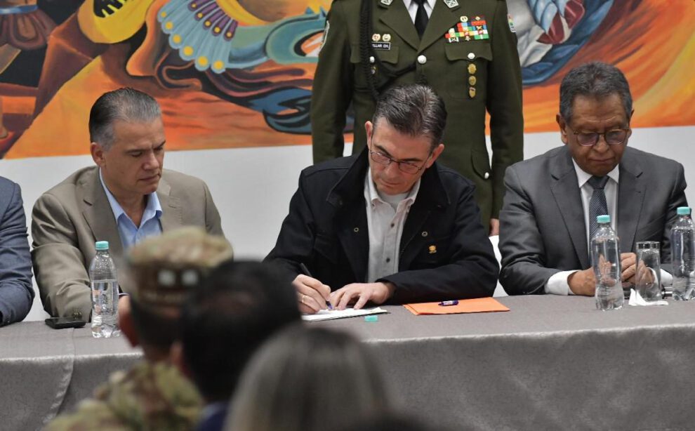 El Presidente Rodrigo Paz promulgando la Ley de Regulación de Estados de Excepción