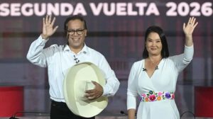 Keiko Fujimori (d) y Roberto Sánchez (i)