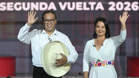 Keiko Fujimori (d) y Roberto Sánchez (i)
