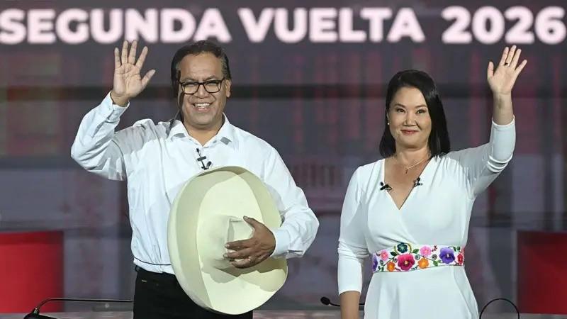Keiko Fujimori (d) y Roberto Sánchez (i)
