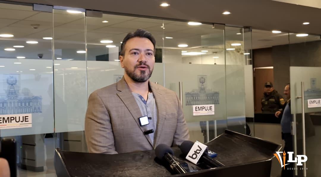 El diputado Reyes en conferencia de prensa