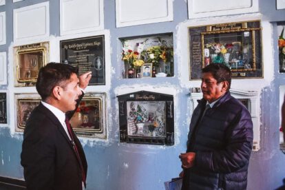 Alcalde Iván Quispe, junto al administrador del cementerio