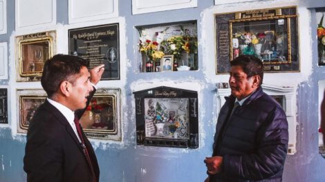 Alcalde Iván Quispe, junto al administrador del cementerio