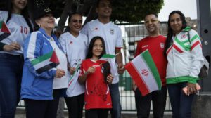 Aficionados reaccionan durante la llegada de la selección de Irán