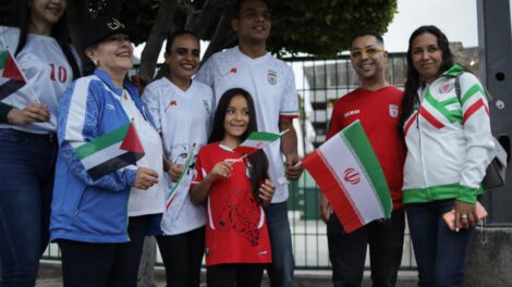 Aficionados reaccionan durante la llegada de la selección de Irán