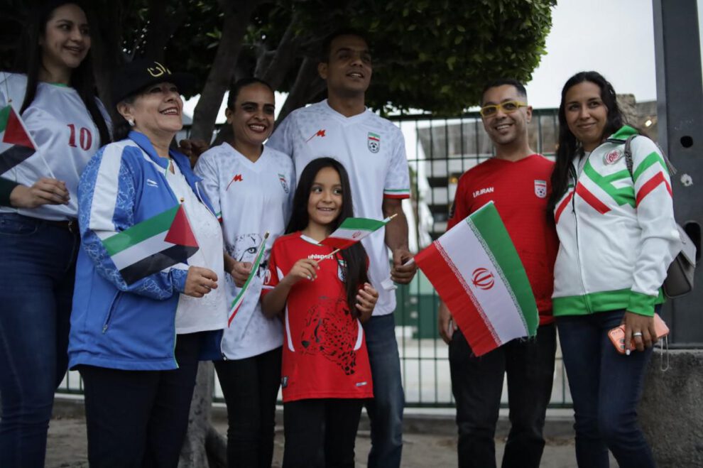 Aficionados reaccionan durante la llegada de la selección de Irán