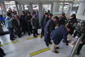 Chóferes de La Paz se reúnen con el Gobierno en el Ministerio de Economía