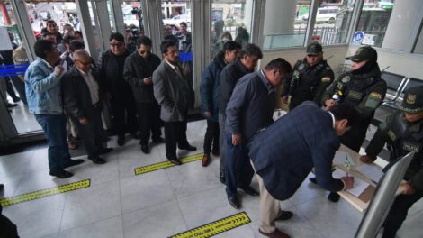 Chóferes de La Paz se reúnen con el Gobierno en el Ministerio de Economía