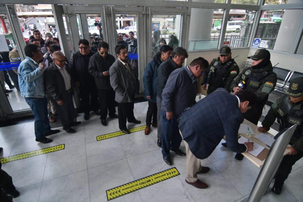 Chóferes de La Paz se reúnen con el Gobierno en el Ministerio de Economía