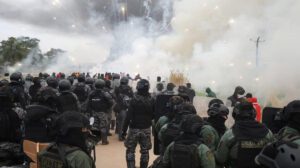 Policías y manifestantes se enfrentan en una carretera en San Julián