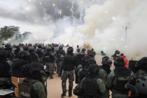 Policías y manifestantes se enfrentan en una carretera en San Julián