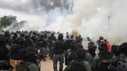 Policías y manifestantes se enfrentan en una carretera en San Julián
