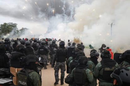 Policías y manifestantes se enfrentan en una carretera en San Julián
