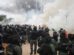 Policías y manifestantes se enfrentan en una carretera en San Julián