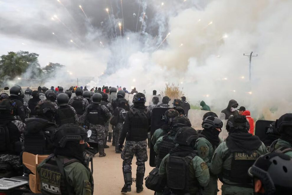 Policías y manifestantes se enfrentan en una carretera en San Julián
