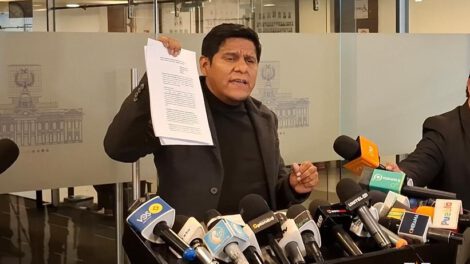 El diputado Pacheco en conferencia de prensa