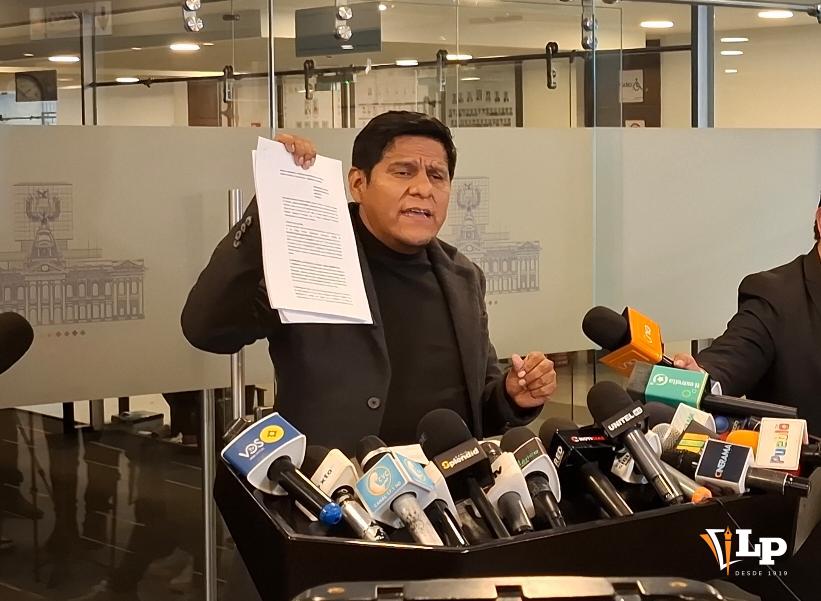 El diputado Pacheco en conferencia de prensa