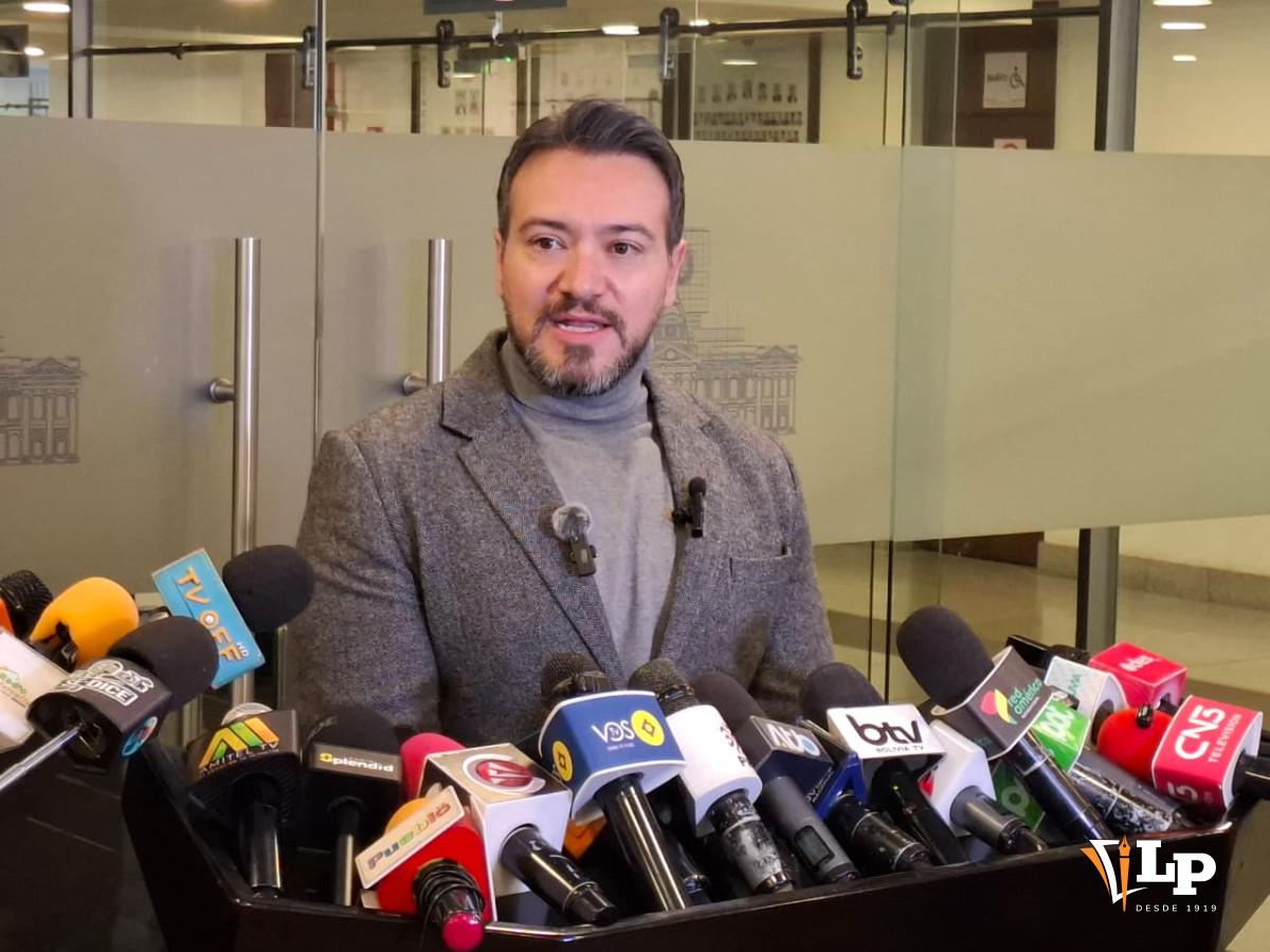 El diputado Reyes en conferencia de prensa