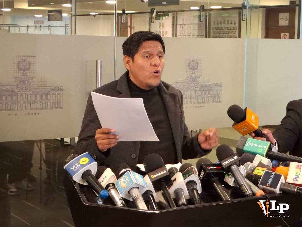 El diputado Pacheco en conferencia de prensa