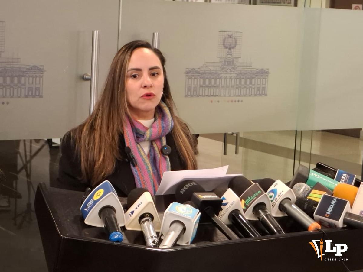 La diputada Herbas en conferencia de prensa