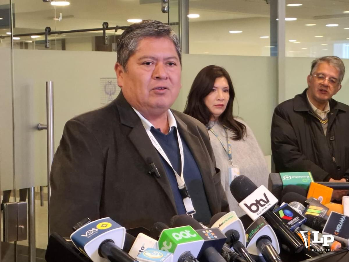 El diputado Pantaleón en conferencia de prensa