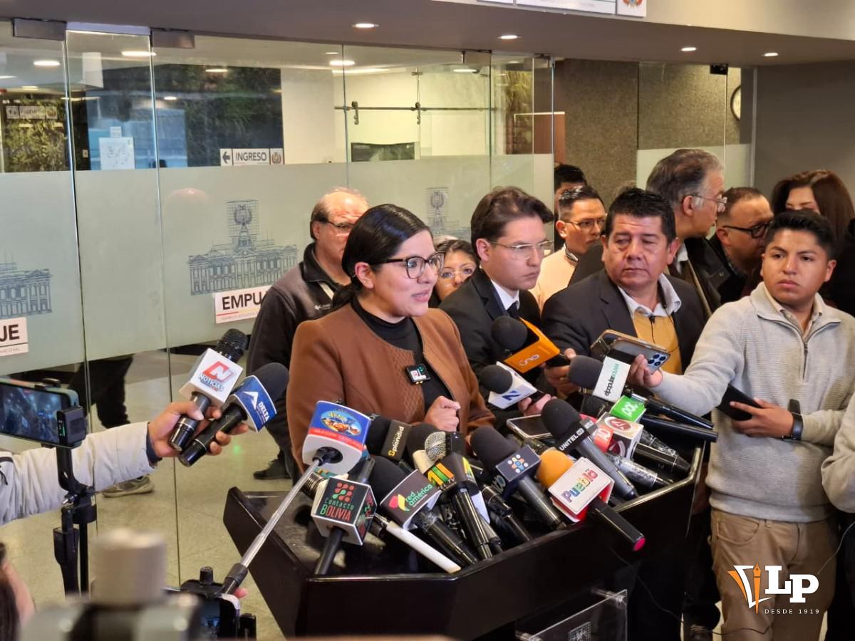 La diputada Claros en conferencia de prensa