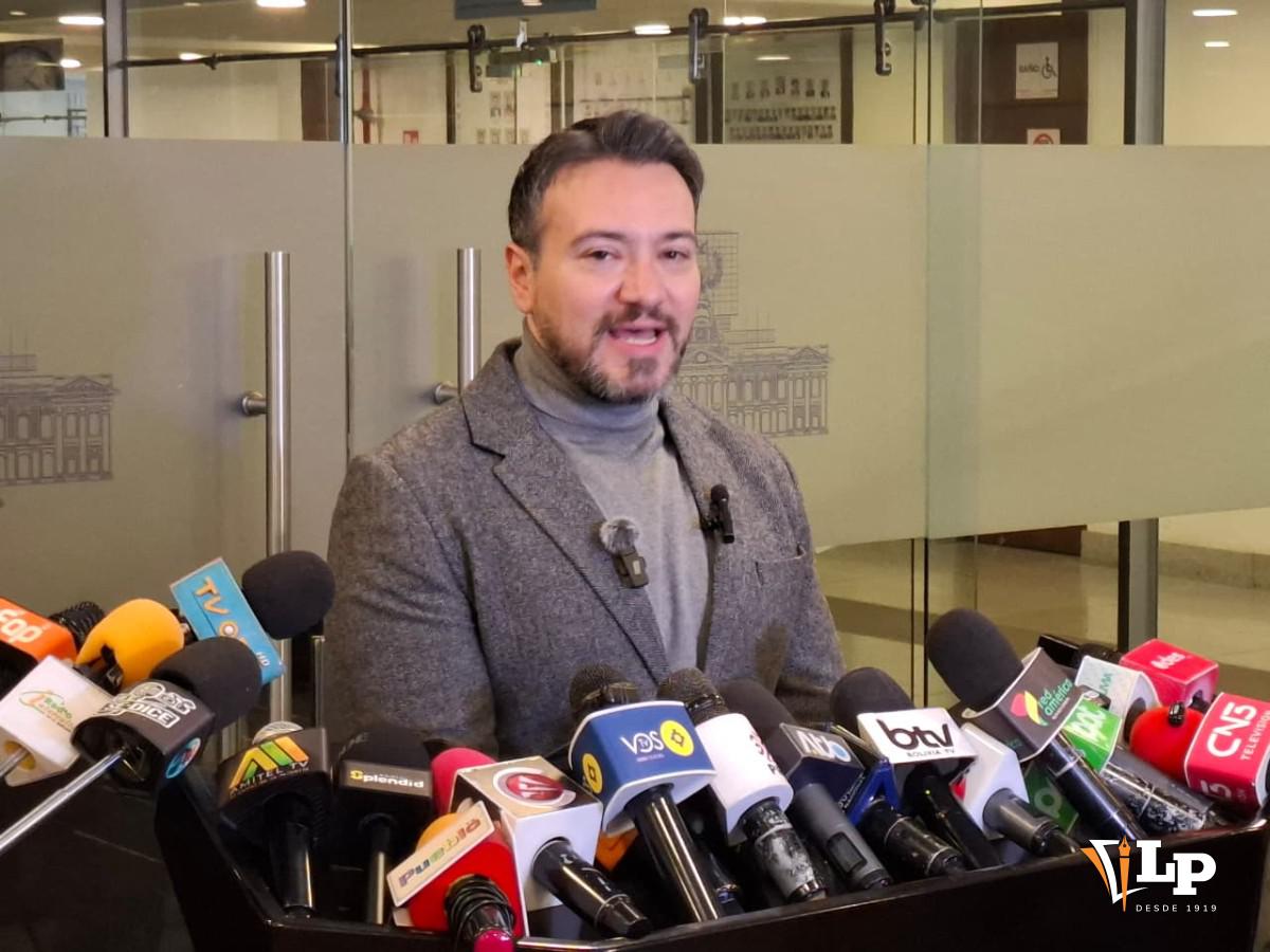 El diputado Reyes en conferencia de prensa