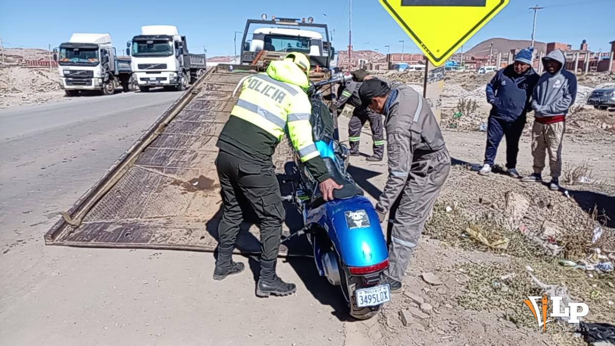 Imagen dela moto siendo trasladada por Tránsito