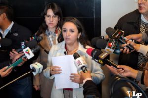La diputada Vargas en conferencia de prensa