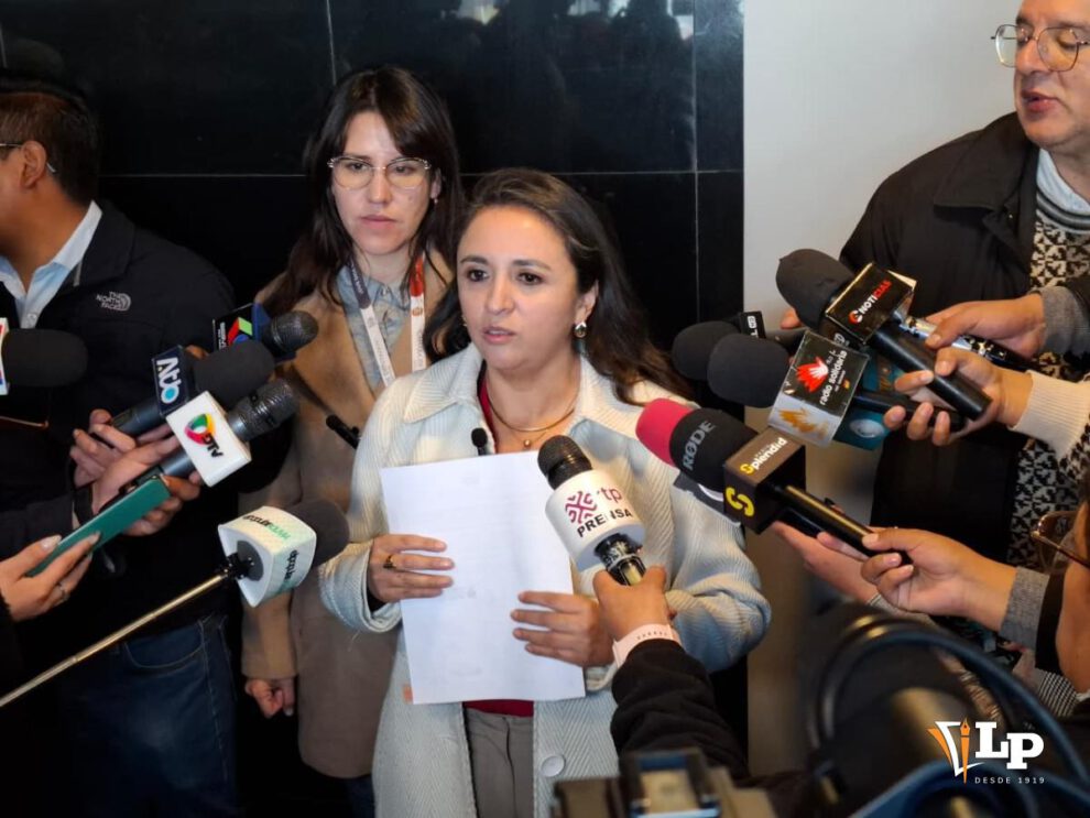 La diputada Vargas en conferencia de prensa