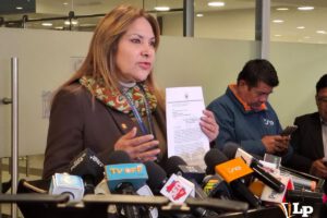 La senadora Khatia Quiroga en conferencia de prensa