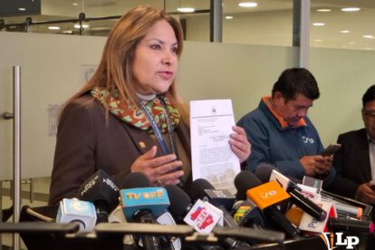 La senadora Khatia Quiroga en conferencia de prensa