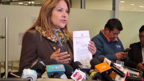 La senadora Khatia Quiroga en conferencia de prensa