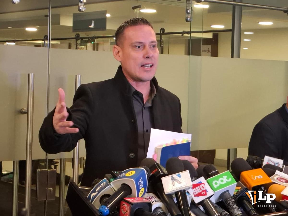 El diputado López en conferencia de pensa