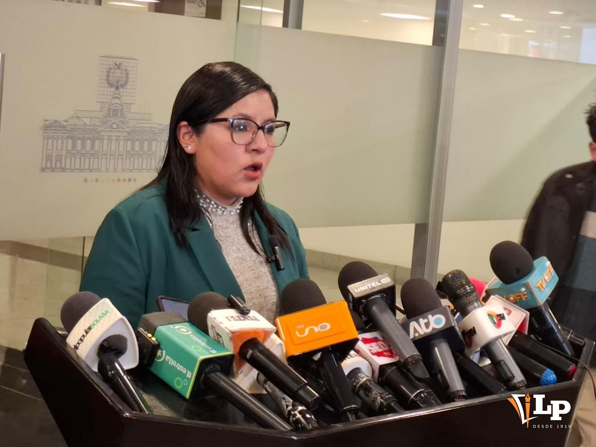 La diputada Claros en conferencia de prensa