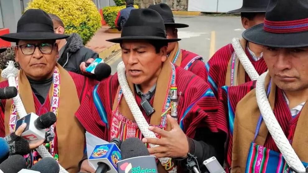 El dirigente campesino David Mamani brinda una conferencia de prensa