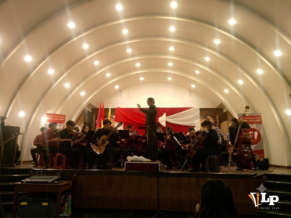 La maestra Marcela Tórrez Saonero dirigiendo la primera temporada de conciertos