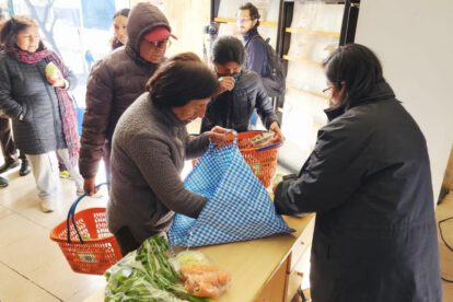 Personas realizan compras de viveres