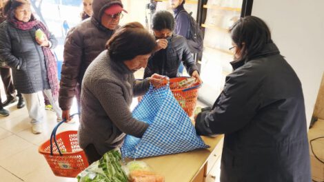 Personas realizan compras de viveres