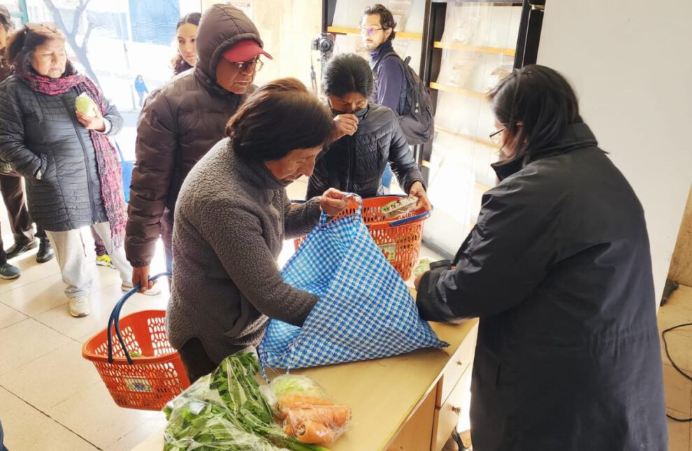 Personas realizan compras de viveres
