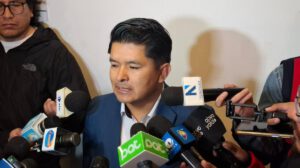 El senador Veliz en conferencia de prensa