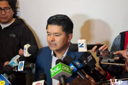 El senador Veliz en conferencia de prensa