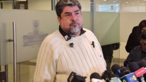 El diputado Zegarra en conferencia de prensa