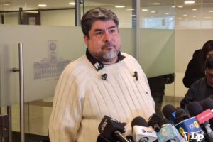 El diputado Zegarra en conferencia de prensa