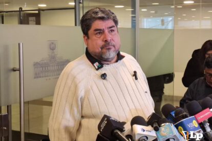 El diputado Zegarra en conferencia de prensa