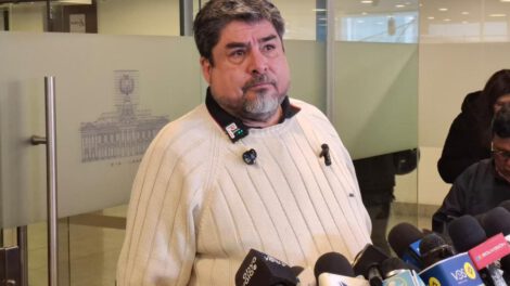 El diputado Zegarra en conferencia de prensa