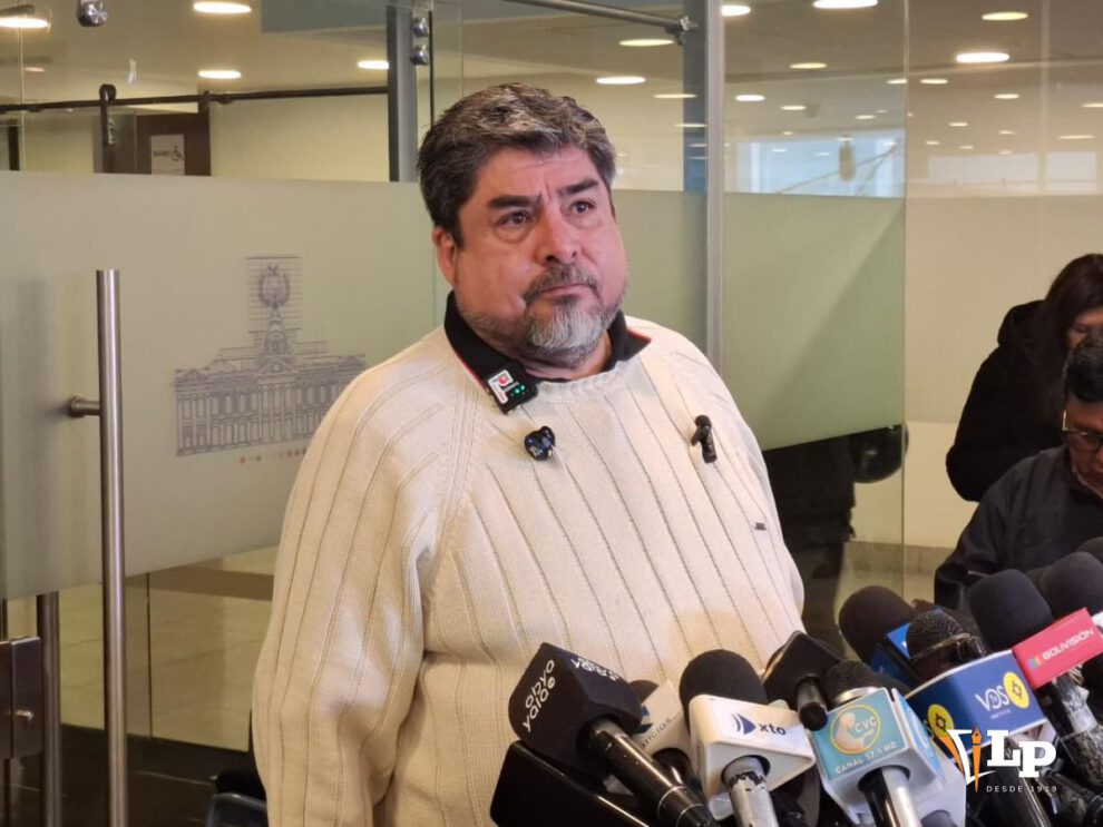 El diputado Zegarra en conferencia de prensa